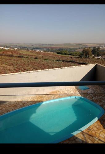a pool of blue water on top of a building at Canto dos Pássaros in Igarassú