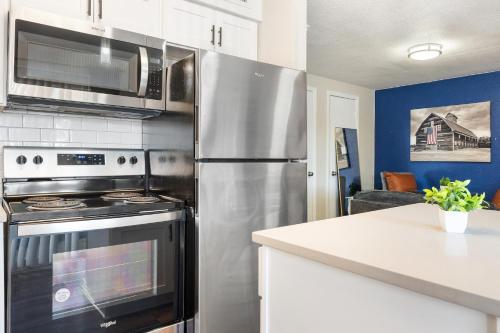 Dapur atau dapur kecil di Furnished Apartments in University Hills