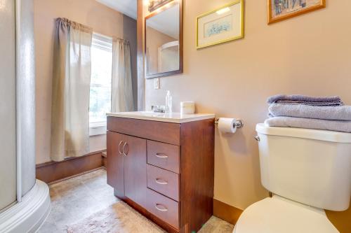 Un baño con inodoro, lavabo y espejo. en Pet-Friendly Smithmill Retreat with Hunting On-Site!, en Houtzdale