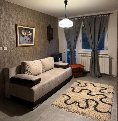 Χώρος καθιστικού στο House of Joy Barajevo