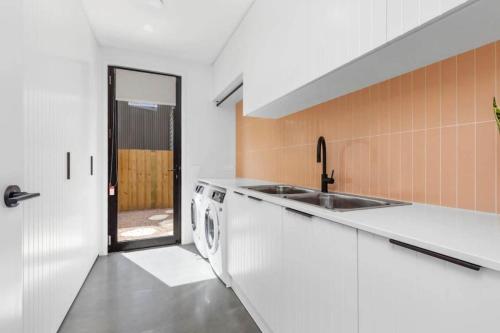 Dapur atau dapur kecil di Luxury Riverside Escape with Fire Pit Pizza Oven River Views