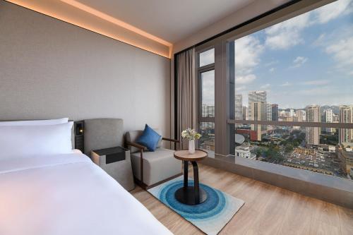 Postel nebo postele na pokoji v ubytování Qingdao Shandong Road Mixc Orange Crystal Hotel