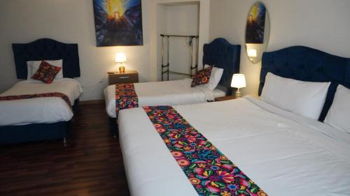 En eller flere senge i et værelse på PARDOS HOUSE INN