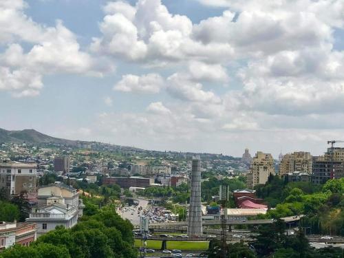 pejzaż miejski z pochmurnym niebem w obiekcie Cocoa Nook w mieście Tbilisi City