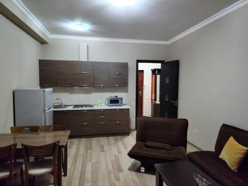 salon z kuchnią i jadalnią w obiekcie Cocoa Nook w mieście Tbilisi City
