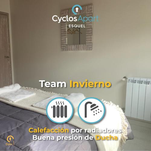 ein Zimmer mit einem Bett, an dem ein Schild hängt in der Unterkunft CyclosApart in Esquel