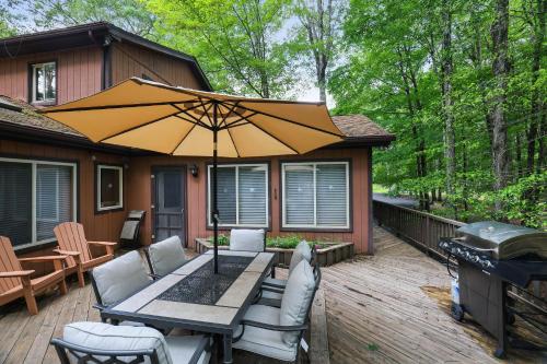 Χώρος καθιστικού στο Arrowhead Lodge Walk To Lake & Private Dock