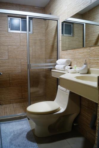 Un baño con inodoro, ducha y lavabo. en Sueño Tranquilo, en Quepos