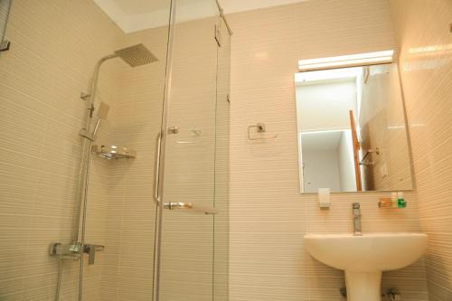 a bathroom with a glass shower and a sink at Mount Star Villa in Sita Eliya