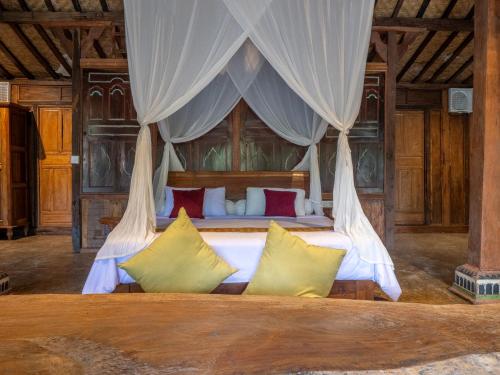 Una cama o camas en una habitación de Aruna les