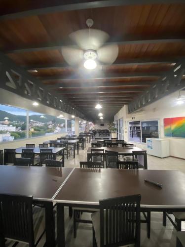 Un restaurante con mesas y sillas y un techo. en Sueños, en Villa Carlos Paz