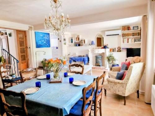 une salle à manger avec une table et des chaises bleues dans l'établissement Banyuls-sur-Mer : T3 avec jardin, parking, proche plage et centre-ville - FR-1-309-35, à Banyuls-sur-Mer