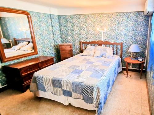 une chambre avec un lit et un miroir dans l'établissement Banyuls-sur-Mer : T3 avec jardin, parking, proche plage et centre-ville - FR-1-309-35, à Banyuls-sur-Mer