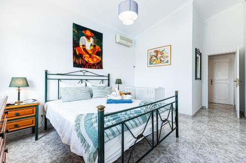 Postel nebo postele na pokoji v ubytování Villa Lucie vue mer avec piscine privée en Algarve..