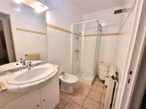 une salle de bain avec un lavabo, une douche et des toilettes dans l'établissement Appartement avec grande terrasse, piscine chauffée et parking, à 700m des plages de Collioure - FR-1-309-402, à Collioure
