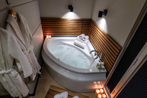 Koupelna v ubytování Discovery Hotel