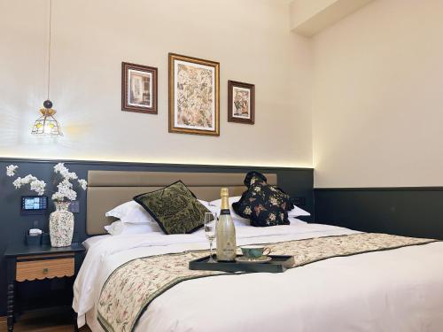 Postel nebo postele na pokoji v ubytování Vishan Garden Boutique Hotel 厦门维尚花园潮宿 中山路步行街店