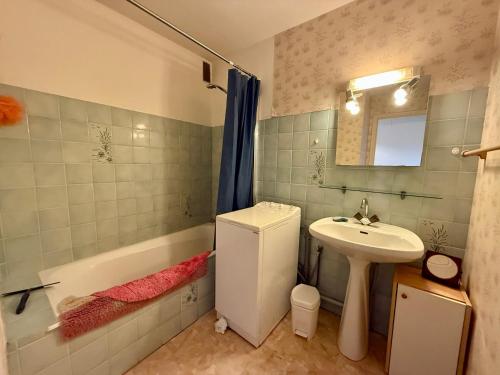 une salle de bain avec un lavabo, des toilettes et une baignoire dans l'établissement Studio Mezzanine Confortable Aux Sables-d'Olonne - Proche Plage et Marché Arago - FR-1-92-835, à Les Sables-dʼOlonne