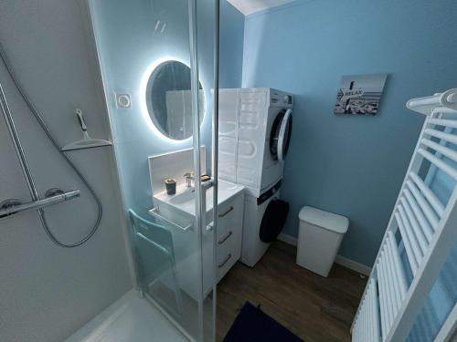 a small bathroom with a shower and a toilet at Appartement rénové 2 pièces avec WiFi en bord de mer - FR-1-224C-356 in Saint-Hilaire-de-Riez