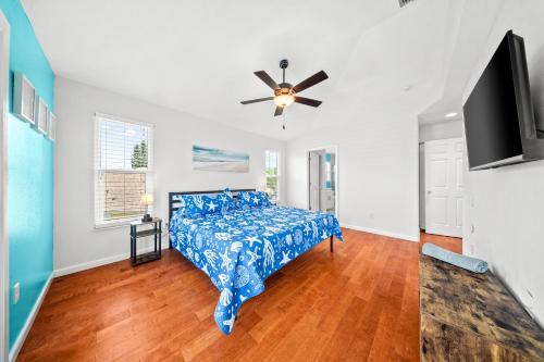 a bedroom with a bed and a ceiling fan at Sea Breeze Retreat in Fort Pierce