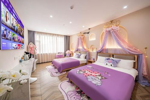 Katil atau katil-katil dalam bilik di Chuxin Moshe Hotel--Free shuttle bus service from PuD'ong Airport and Disneyland is available