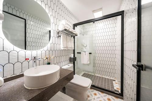 Bilik mandi di Chuxin Moshe Hotel--Free shuttle bus service from PuD'ong Airport and Disneyland is available