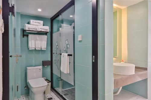 Bilik mandi di Chuxin Moshe Hotel--Free shuttle bus service from PuD'ong Airport and Disneyland is available