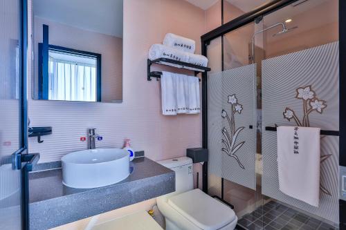 Bilik mandi di Chuxin Moshe Hotel--Free shuttle bus service from PuD'ong Airport and Disneyland is available