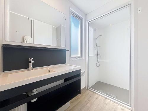 une salle de bain avec un lavabo et un miroir dans l'établissement Mobil-Home Confort 4 Pers, à 200m Plage, Terrasse, Piscine Chauffée, Parking, Wi-Fi Gratuit - FR-1-361A-83, à Jullouville