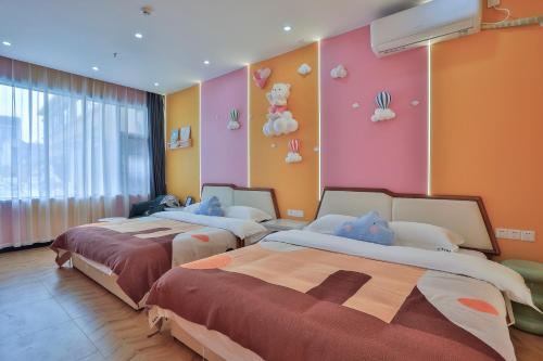 Katil atau katil-katil dalam bilik di Chuxin Moshe Hotel--Free shuttle bus service from PuD'ong Airport and Disneyland is available