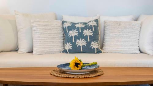 Ruang duduk di Surfers Rest - Stunning home 3 mins to beach