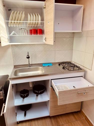 Una cocina o zona de cocina en Next to the airport - cute home
