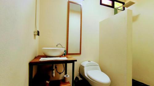 une salle de bain avec un lavabo et des toilettes dans l'établissement Casa Abierta Playa Juquillal 2 habitaciones, à Santa Cruz