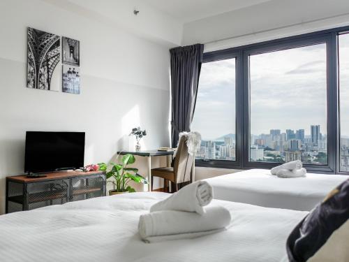 ein Hotelzimmer mit zwei Betten und einem großen Fenster in der Unterkunft Casita 22, 218 Macalister Georgetown City & Seaview in George Town