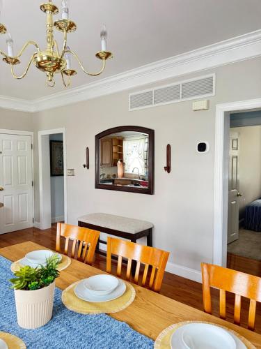 Φωτογραφία από το άλμπουμ του Cozy Cape Cod Style Home 20 Mins to Philadelphia σε Brookhaven