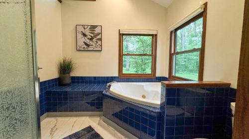 Koupelna v ubytování Sherwood Forest Park- 6BD/3BA on Private Ohio Land