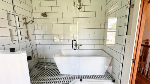 Ένα μπάνιο στο Nature Valley Farm- 2BD/1BA on private 53 acres
