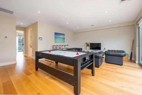 TV a/nebo společenská místnost v ubytování Bayview Bliss Beachfront Escape Rye