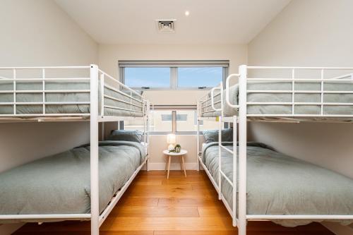 Postel nebo postele na pokoji v ubytování Bayview Bliss Beachfront Escape Rye