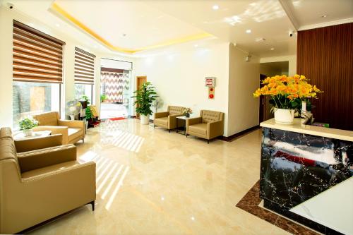 a lobby with a fish tank in the middle at Hoa Nam Hotel Việt Hưng in Long Biên