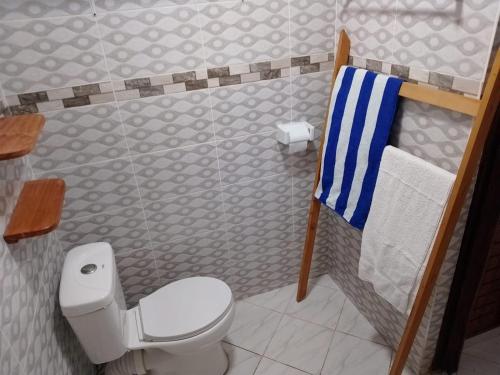 Ένα μπάνιο στο Diani chandarana apartment