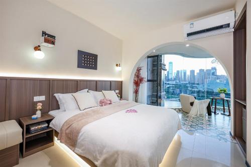 Rúm í herbergi á Baihong Riverview Apartment-Hongya Cave