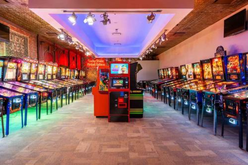 a row of video game machines in a room at Beachfront 2BR 3BA Condo by CozySuites in Atlantic City