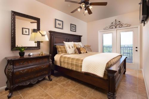 1 dormitorio con cama, espejo y tocador en Rio Hacienda VG 306, en New Braunfels