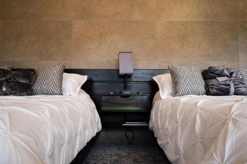 two beds sitting next to each other in a bedroom at Hotel Royalinglés in Mineral del Monte