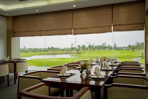 Un restaurante u otro lugar para comer en Ruby Tree Golf Villas