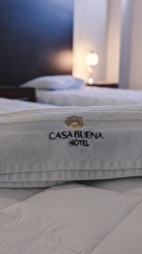 Katil atau katil-katil dalam bilik di Casa Buena Hotel