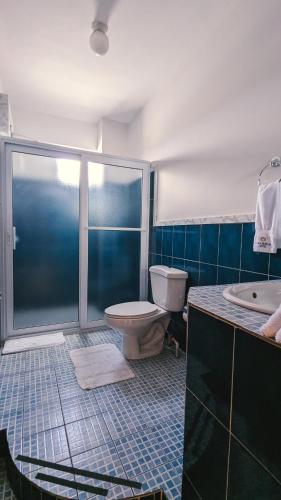 Bilik mandi di Casa Buena Hotel