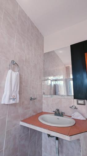 Bilik mandi di Casa Buena Hotel