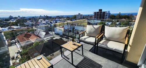 シドニーにあるSweeping Harbour & Ocean Views Over Sydney's Eastの眺めの良いバルコニー(椅子2脚、テーブル付)